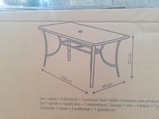 Tavolo in vetro e metallo con ombrellone