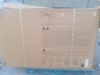 Tavolo in vetro e metallo con ombrellone