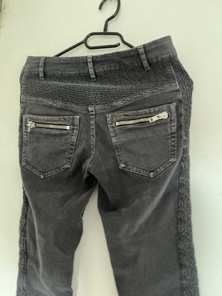 Pantalones grises con cremalleras