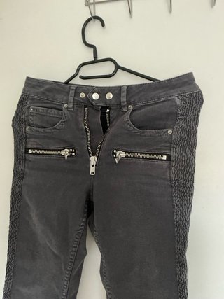 Pantalones grises con cremalleras