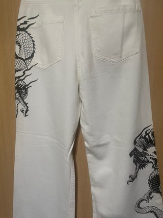 Pantalones Bershka Blancos con Dragón
