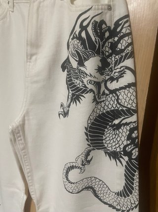 Pantalones Bershka Blancos con Dragón