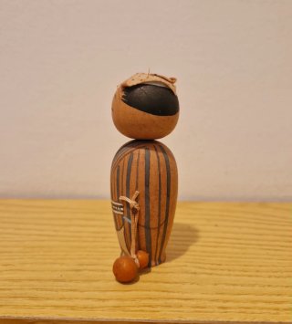 Antigua kokeshi kimono a rayas (años 50) 9cm
