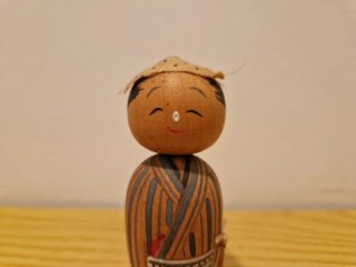 Antigua kokeshi kimono a rayas (años 50) 9cm