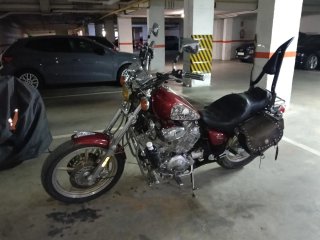 Moto Custom Roja y Negra
