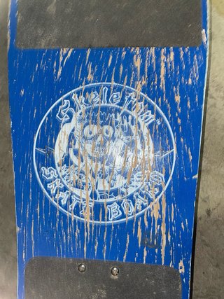 Skate azul con ruedas rosas vintage