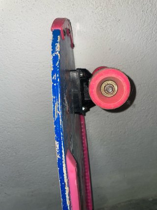 Skate azul con ruedas rosas vintage