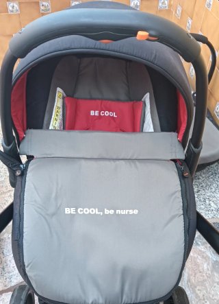 Carro de bebé gris y rojo