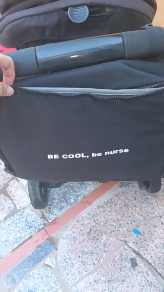 Carro de bebé gris y rojo