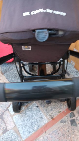 Carro de bebé gris y rojo