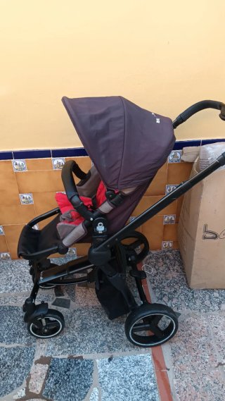 Carro de bebé gris y rojo
