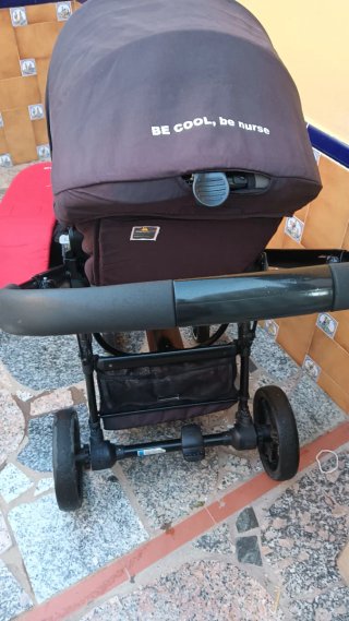 Carro de bebé gris y rojo