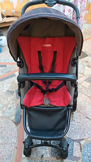 Carro de bebé gris y rojo