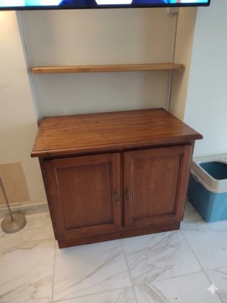 Mueble de salón de madera con vitrina