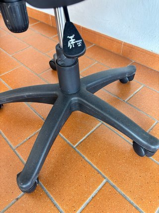 Silla de oficina ergonómica naranja y negra