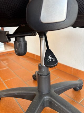 Silla de oficina ergonómica naranja y negra