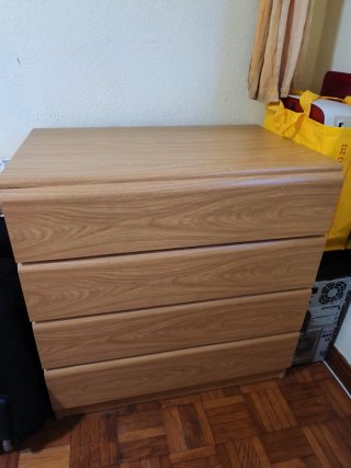 Cómoda de madera color beige