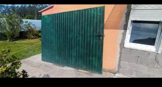 Puerta corredera galvanizada en Cambre