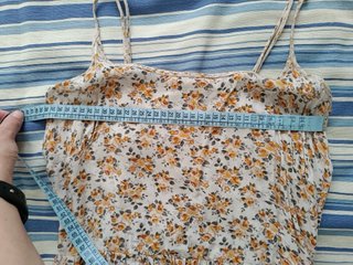 Vestido floral con volantes