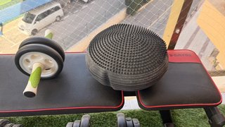 Banco de Gimnasio con Mancuernas y Pesas