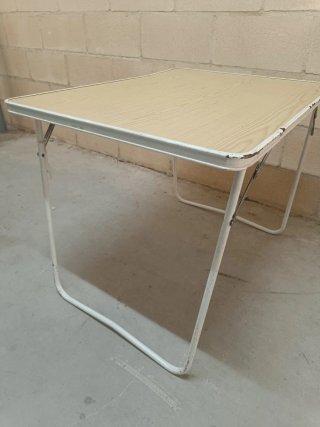 Mesa plegable camping y tres taburetes