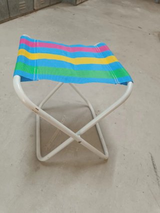 Mesa plegable camping y tres taburetes