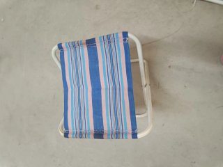 Mesa plegable camping y tres taburetes