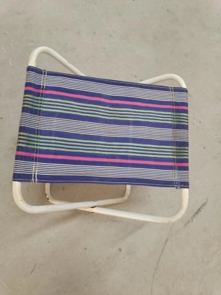 Mesa plegable camping y tres taburetes