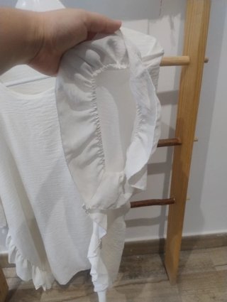 Blusa blanca con volantes