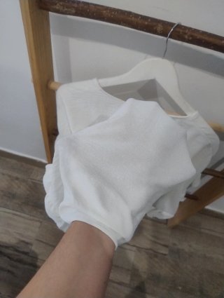 Blusa blanca con volantes