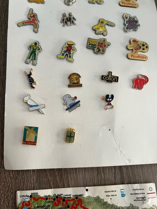 Lote de 23 pins antiguos coleccionables