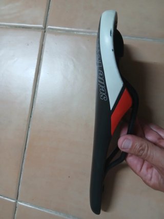 Sillín Selle Italia Negro/Blanco/Rojo