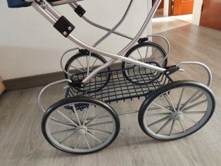 Carrito de muñecas azul y rosa