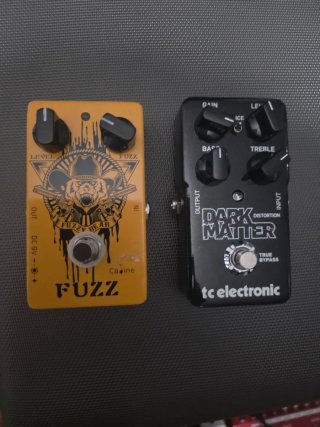 Pedales de guitarra eléctrica Fuzzy Bear y TC Elec
