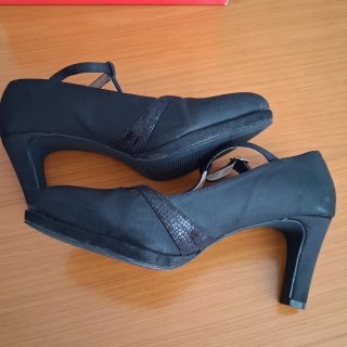 Zapatos de fiesta negros con tira