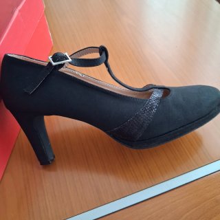 Zapatos de fiesta negros con tira