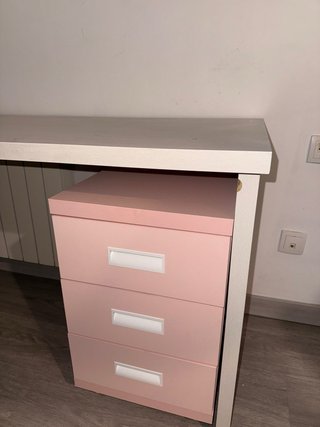 Escritorio blanco y rosa con cajonera