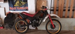 Moto Enduro/Off-Road Negra y Roja