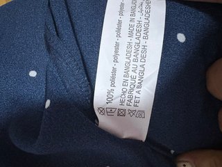 Blusa azul de manga larga con lunares