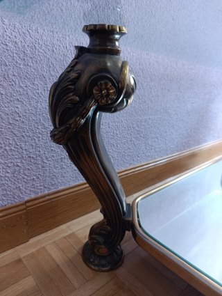 Mesa de cristal con patas de bronce