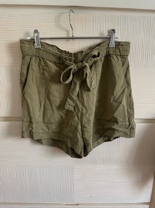 Pantalones cortos verdes con cinturón
