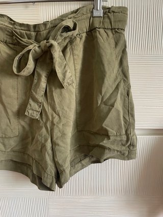 Pantalones cortos verdes con cinturón