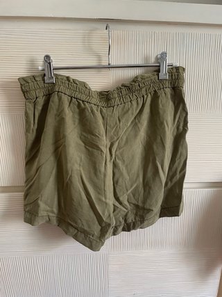 Pantalones cortos verdes con cinturón