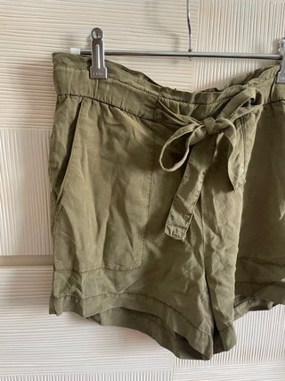 Pantalones cortos verdes con cinturón