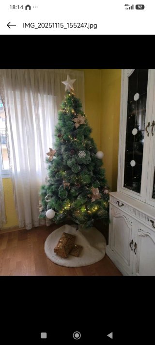 Árbol de Navidad verde con nieve artificial