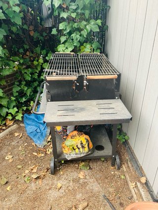 Barbacoa de carbón con accesorios y 2 sacos  de ca