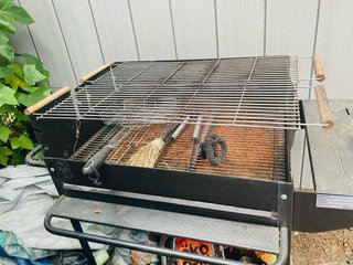 Barbacoa de carbón con accesorios y 2 sacos  de ca