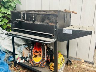 Barbacoa de carbón con accesorios y 2 sacos  de ca