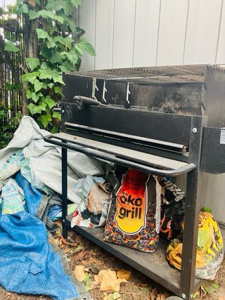 Barbacoa de carbón con accesorios y 2 sacos  de ca