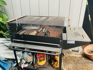Barbacoa de carbón con accesorios y 2 sacos  de ca